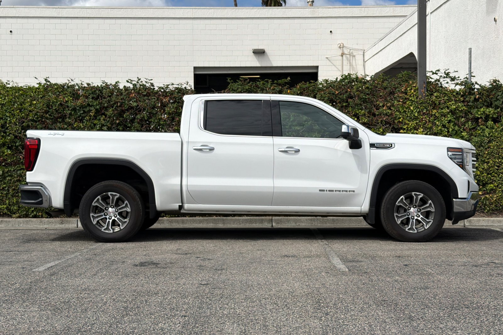 Used 2025 GMC Sierra 1500 SLT AWD/4WD image 3