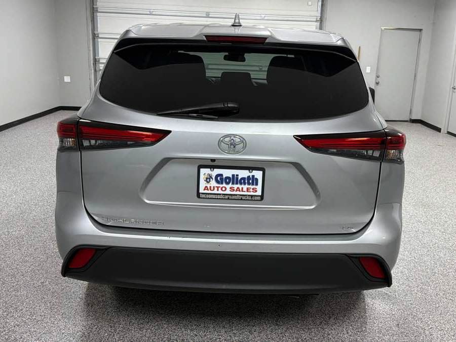 Used 2021 Toyota Highlander LE FWD image 4