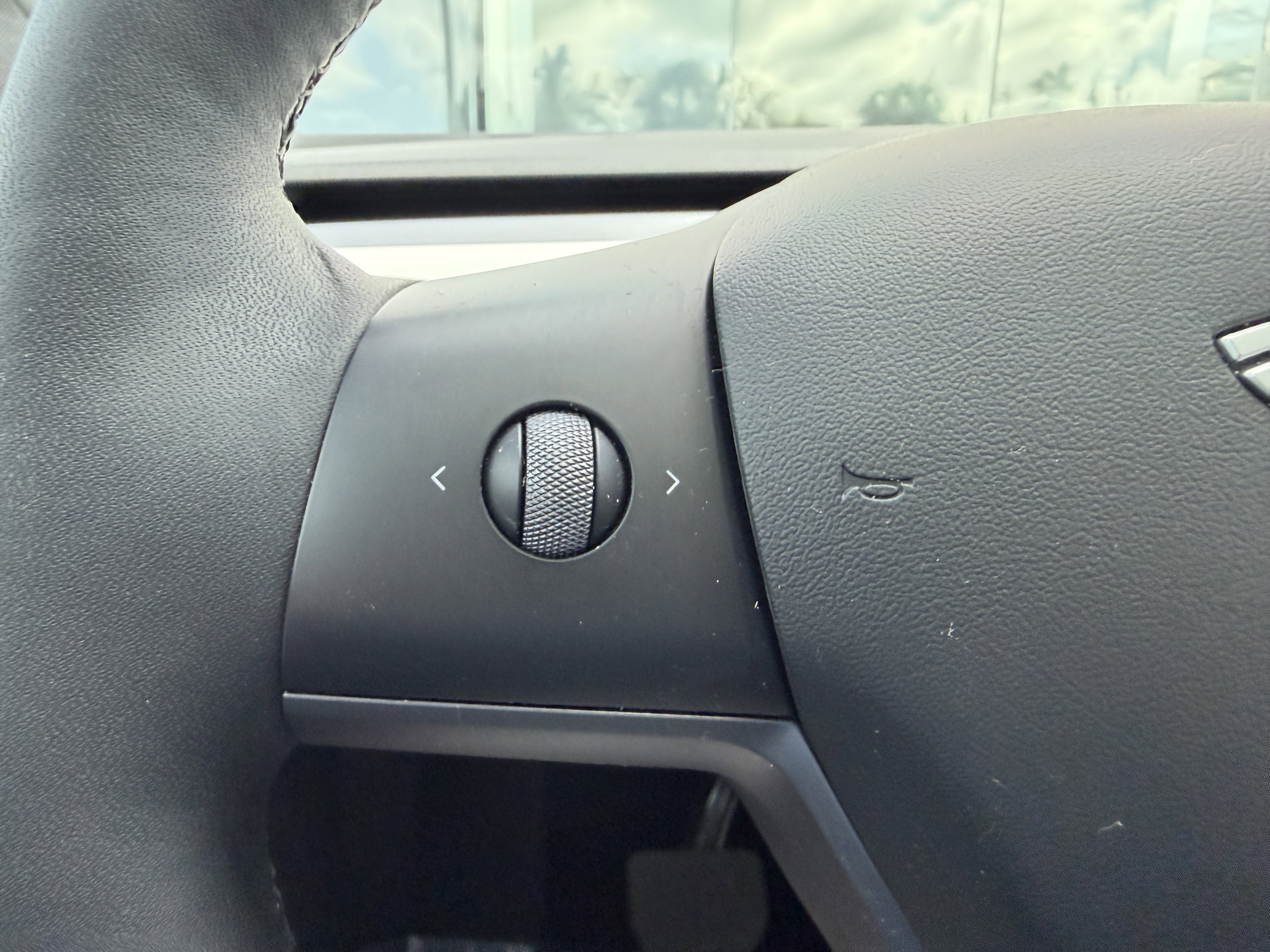 Used 2022 Tesla Model Y Long Range image 32