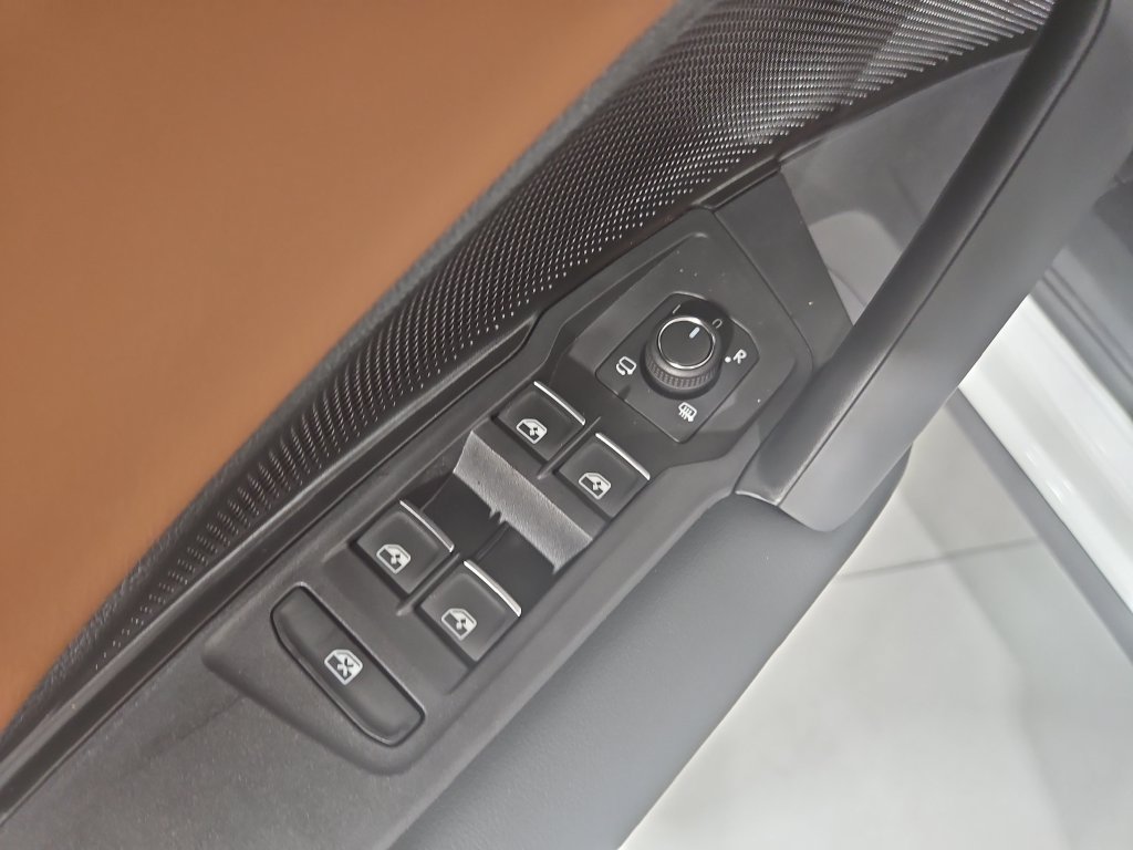 New 2026 Volkswagen Tiguan SEL R-Line AWD/4WD image 11