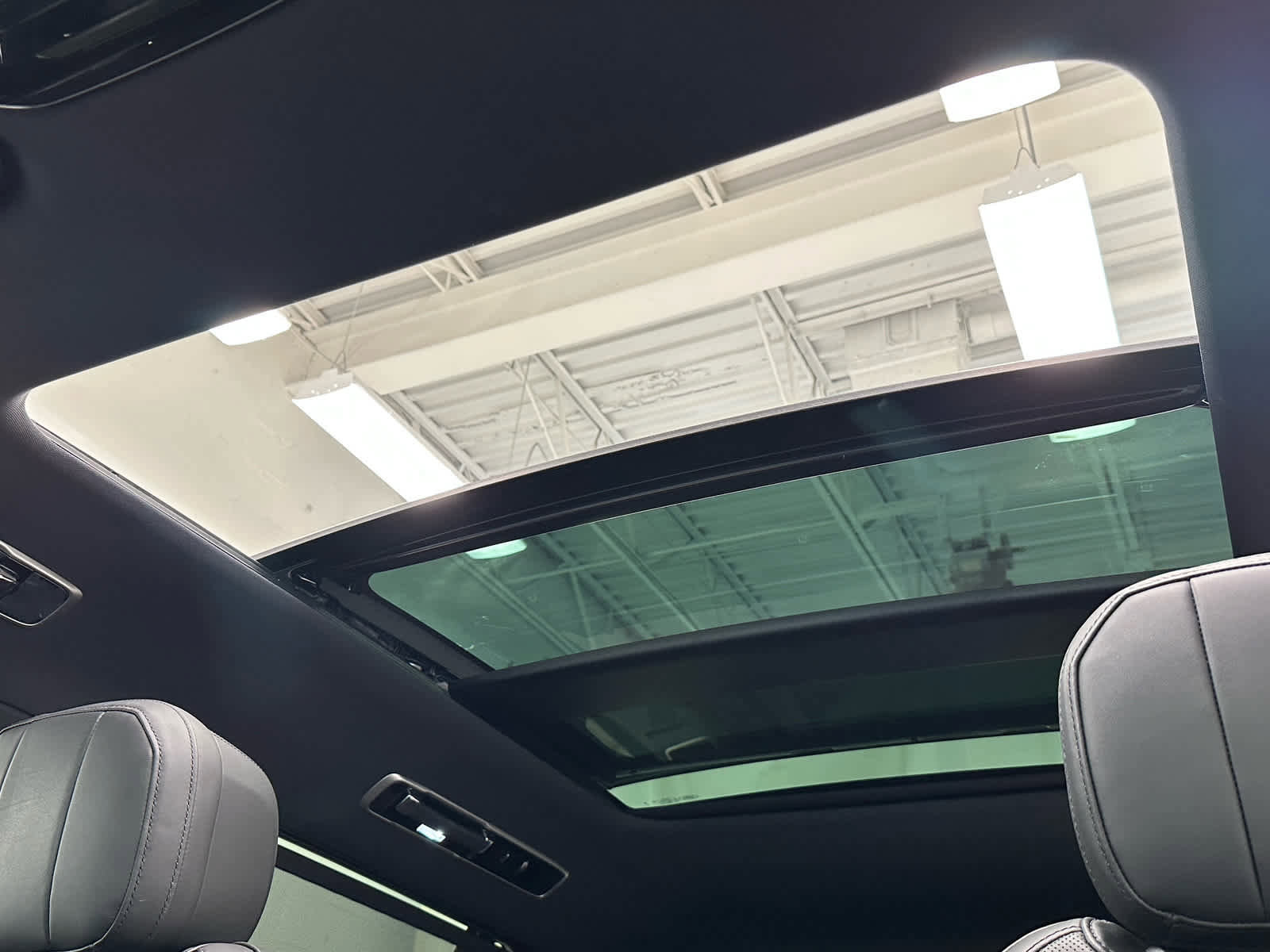 Used 2025 Land Rover Range Rover Long Wheelbase SE image 42