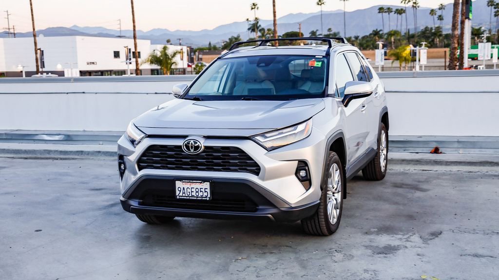 Used 2022 Toyota RAV4 XLE Premium image 4