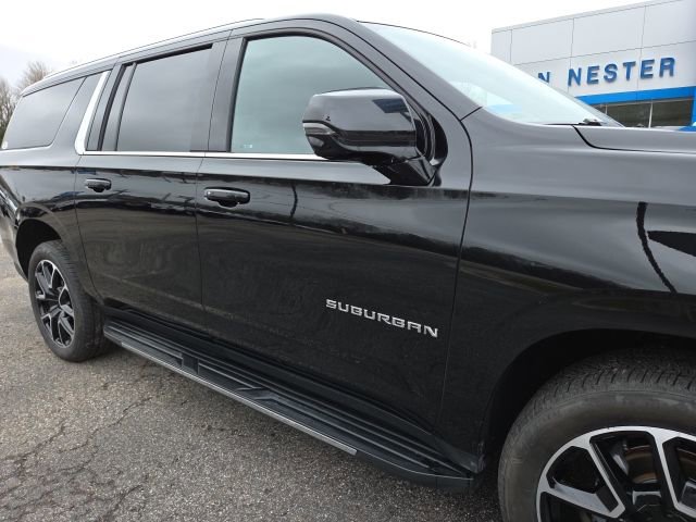 Used 2023 Chevrolet Suburban LT w/ Luxury Package AWD/4WD image 33
