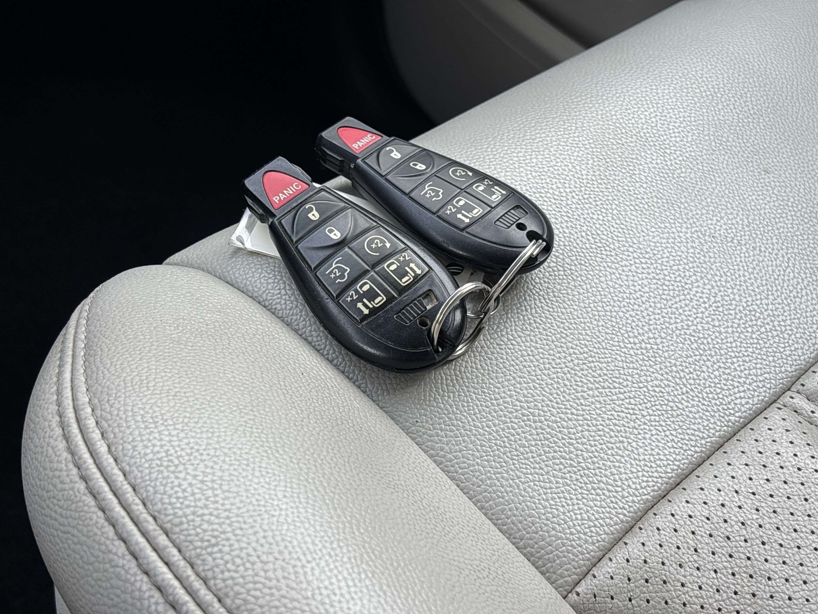 Used 2010 Chrysler Town & Country Touring Plus FWD image 29