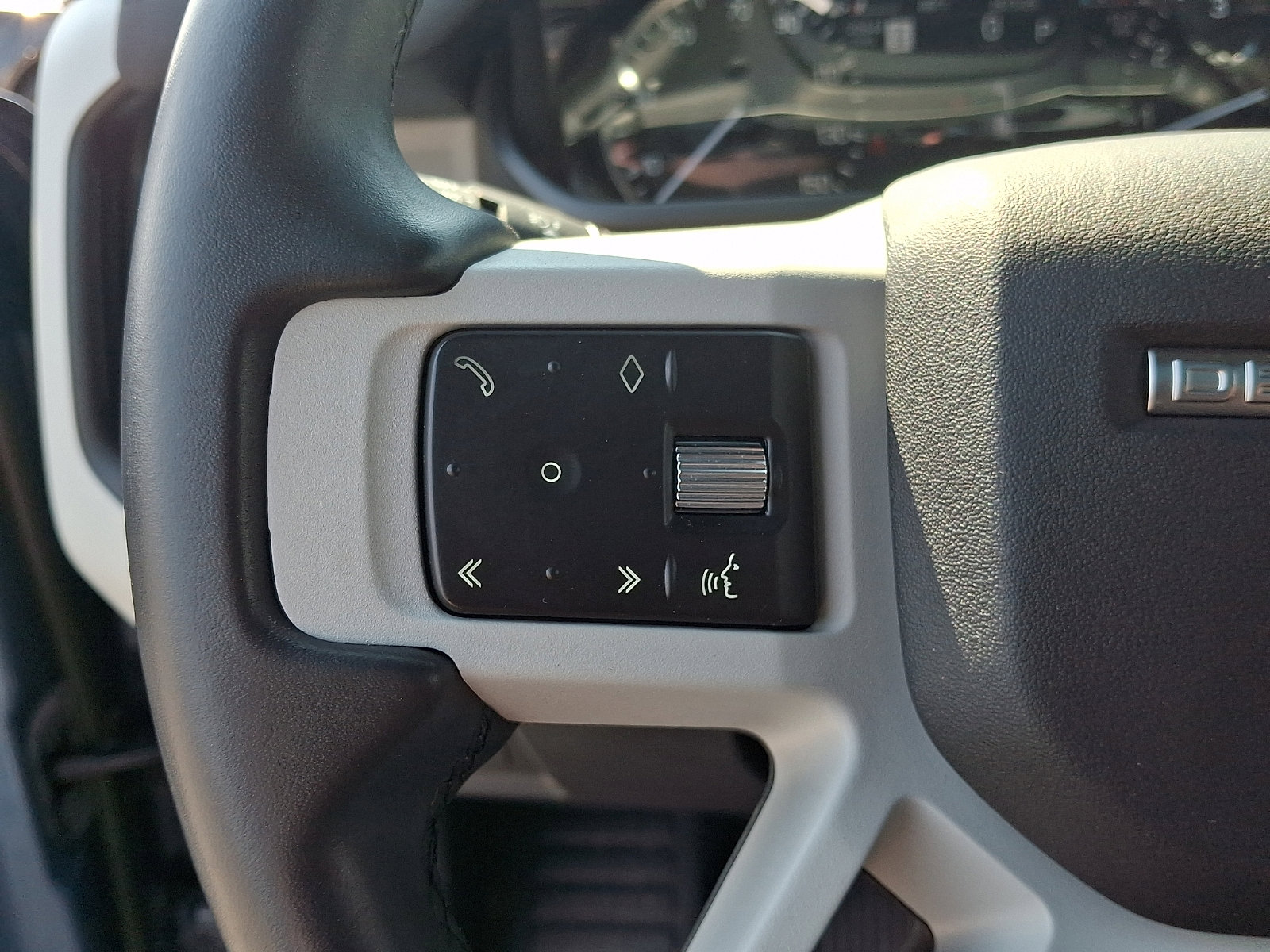 Used 2023 Land Rover Defender 110 SE image 22