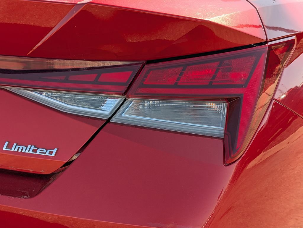Used 2022 Hyundai Elantra Limited image 17