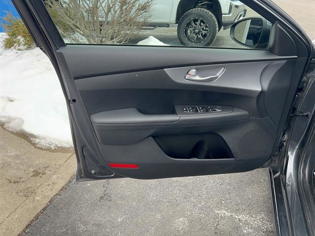 Used 2022 Kia Forte FE image 9