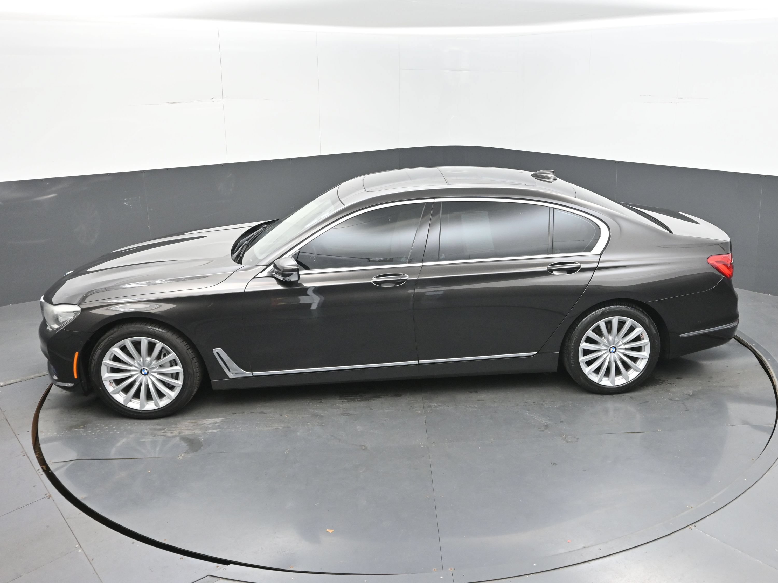 Used 2017 BMW 740i xDrive AWD/4WD image 35