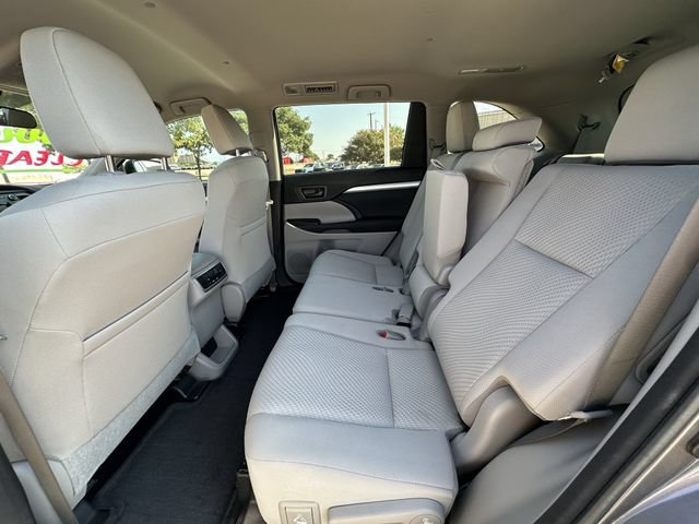 Used 2017 Toyota Highlander LE FWD image 25
