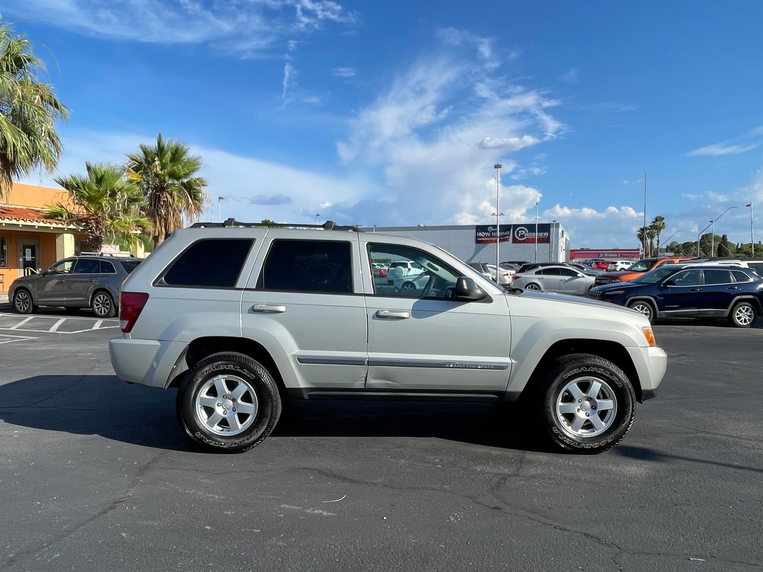 Used 2010 Jeep Grand Cherokee Laredo AWD/4WD image 6