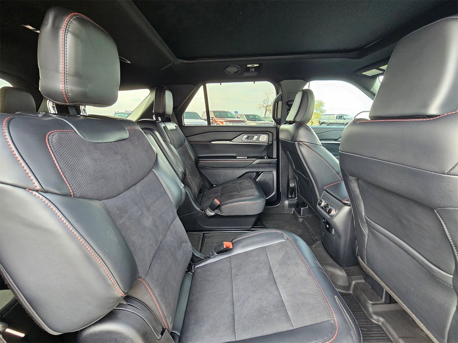 Used 2025 Ford Explorer ST image 24