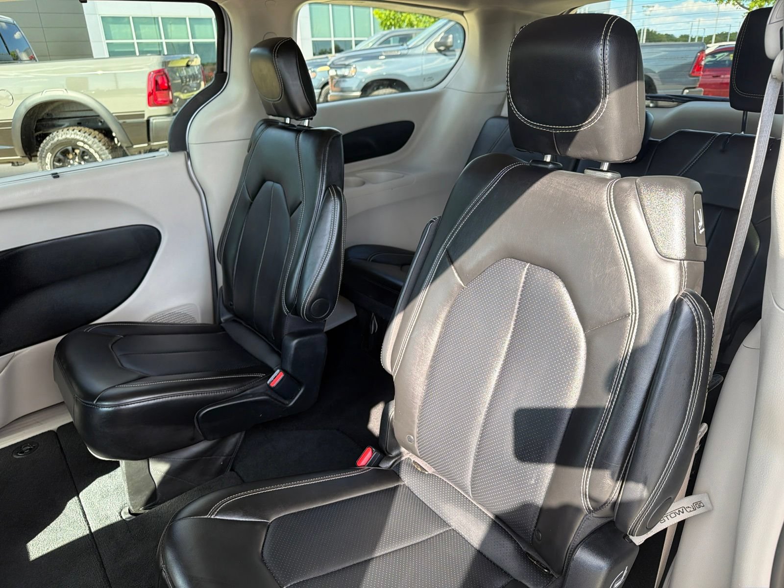 Used 2024 Chrysler Pacifica Touring-L FWD image 18