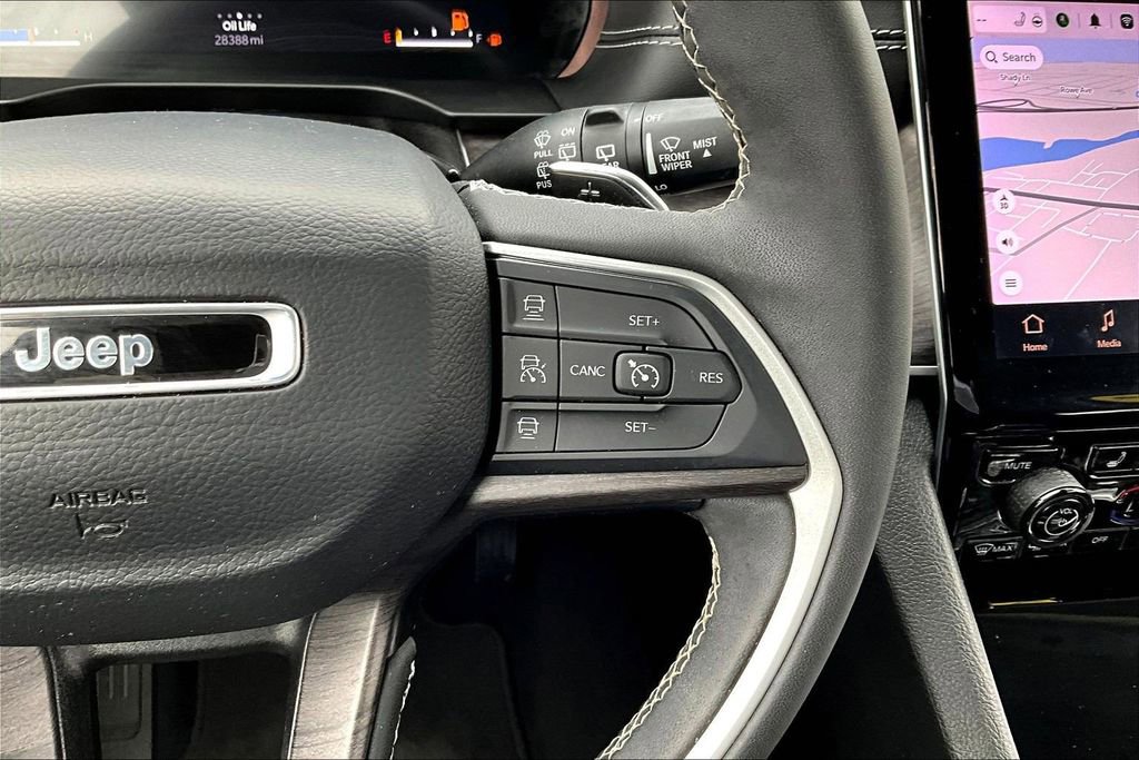 Used 2023 Jeep Grand Cherokee L Limited w/ Black Appearance Package image 12