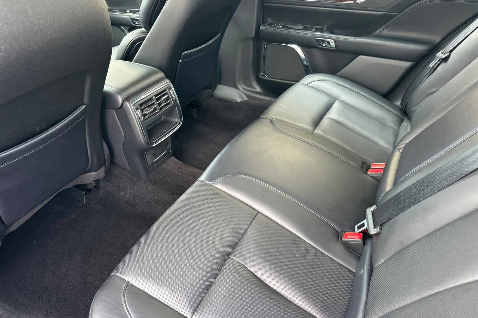 Used 2017 Lincoln Continental Select FWD image 4
