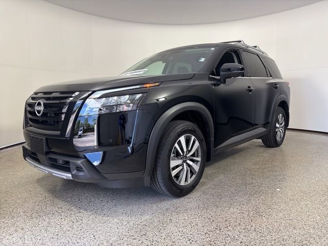 Used 2025 Nissan Pathfinder SL w/ Black Appearance Package image 14