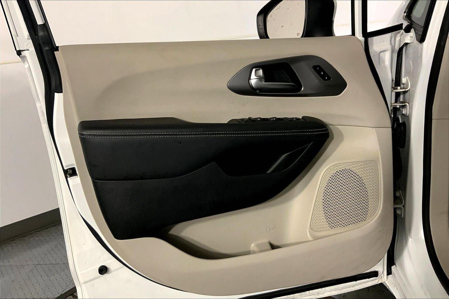 Used 2023 Chrysler Pacifica Touring-L FWD image 25