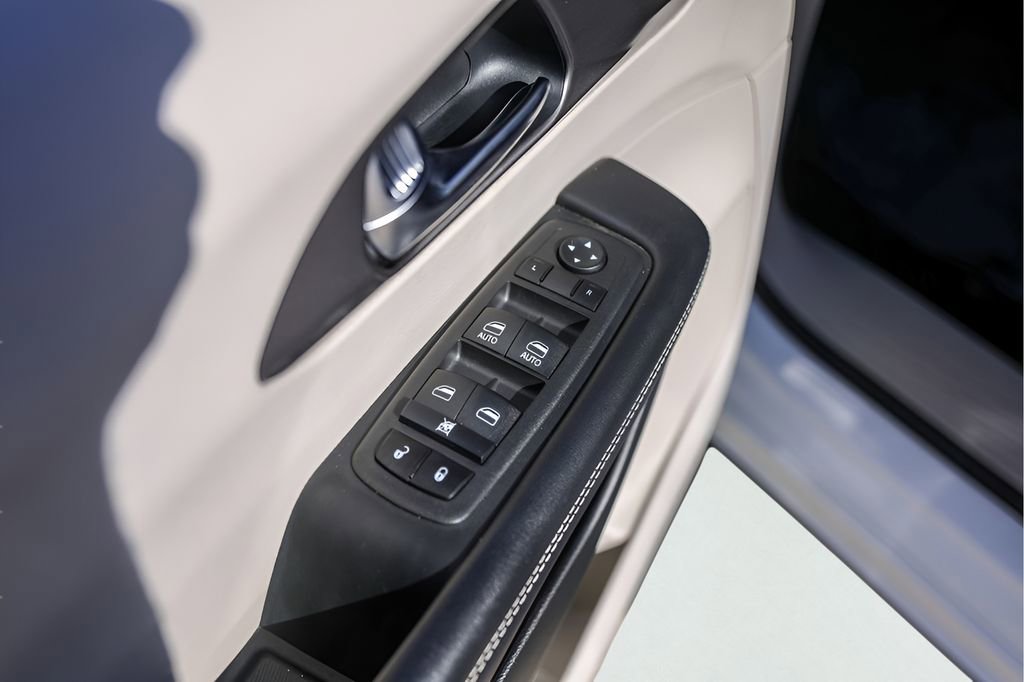 Used 2022 Chrysler Pacifica Touring-L image 26