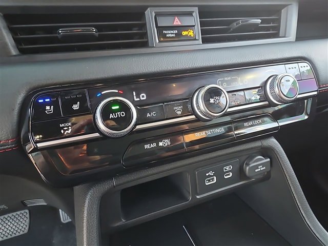 Used 2025 Honda Pilot Black Edition image 17