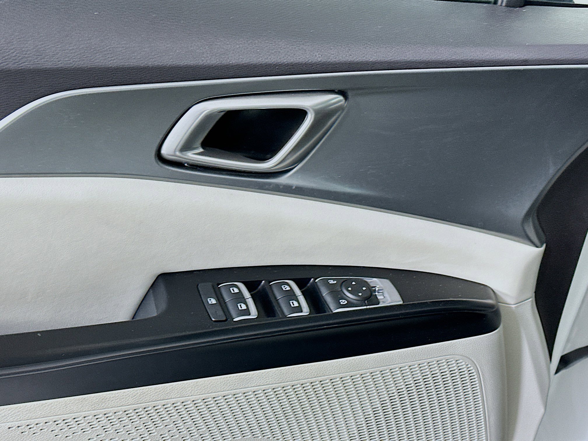 Used 2024 Kia Carnival LX image 15