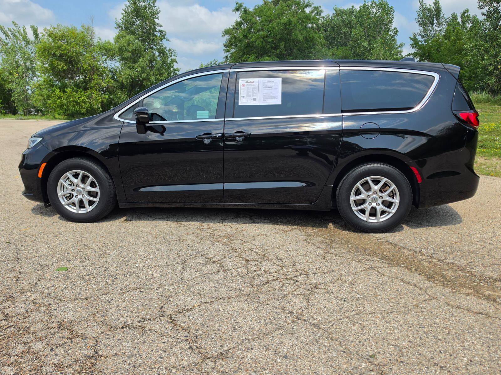 Used 2025 Chrysler Pacifica Select FWD image 16