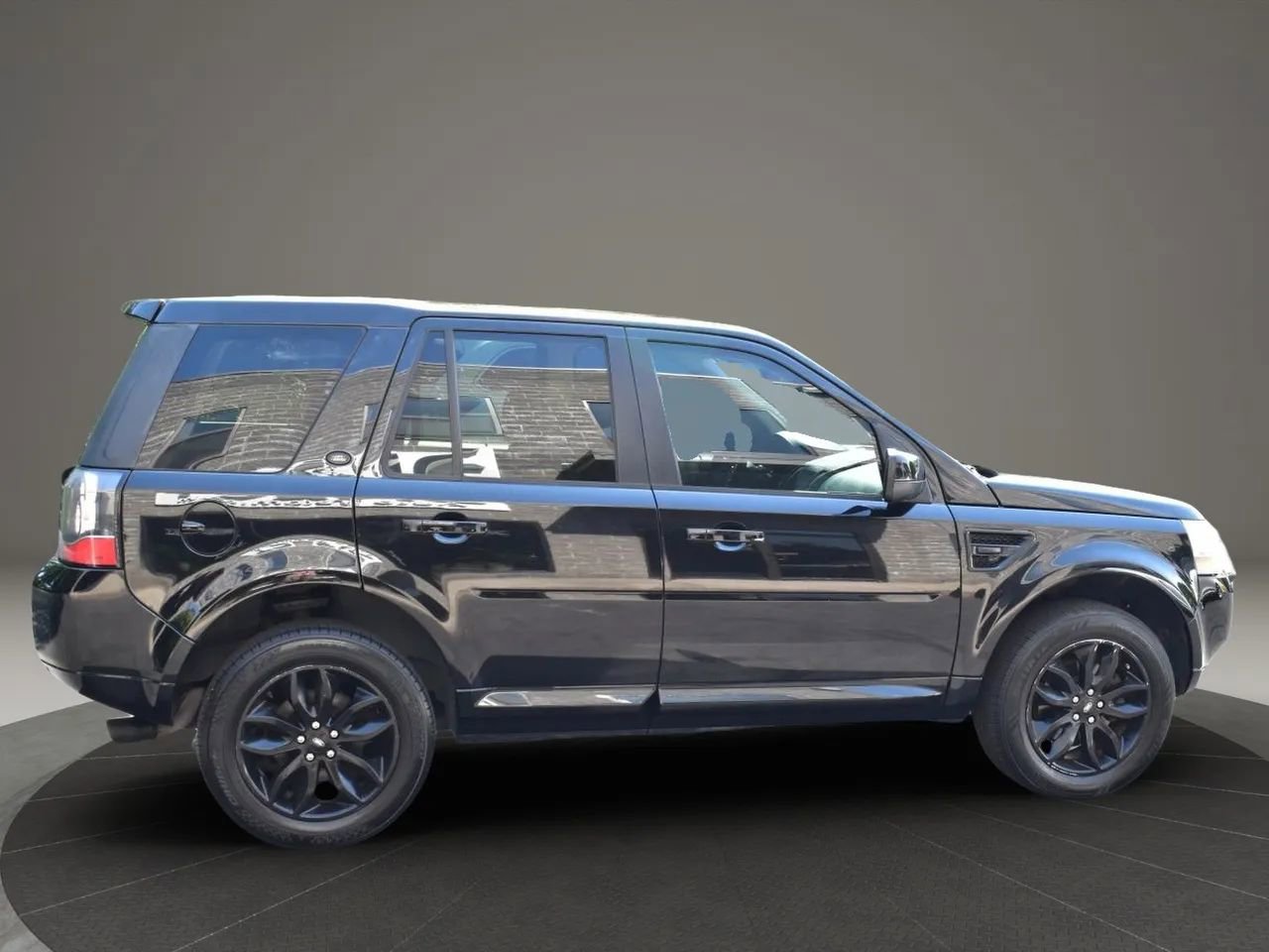 Used 2013 Land Rover LR2 HSE image 4