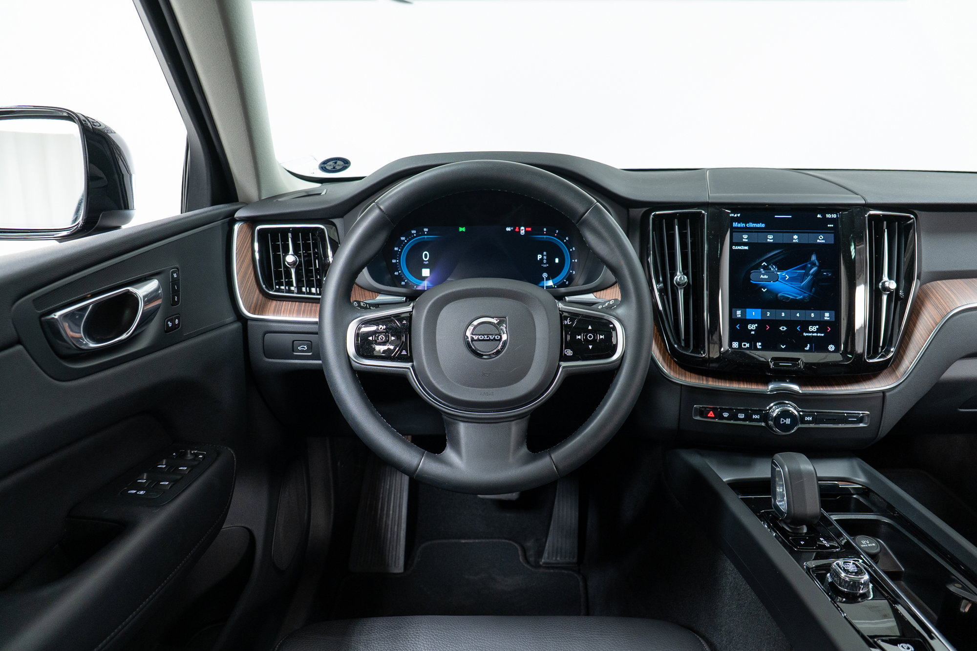 Certified 2023 Volvo XC60 B5 Plus w/ Climate Package image 17