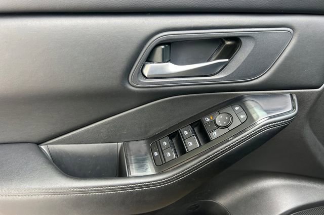 Used 2024 Nissan Rogue SV image 11