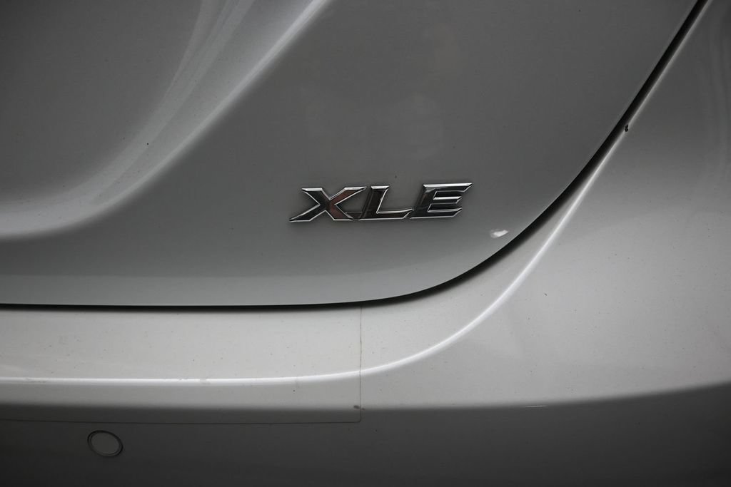 Used 2018 Toyota Camry XLE FWD image 11