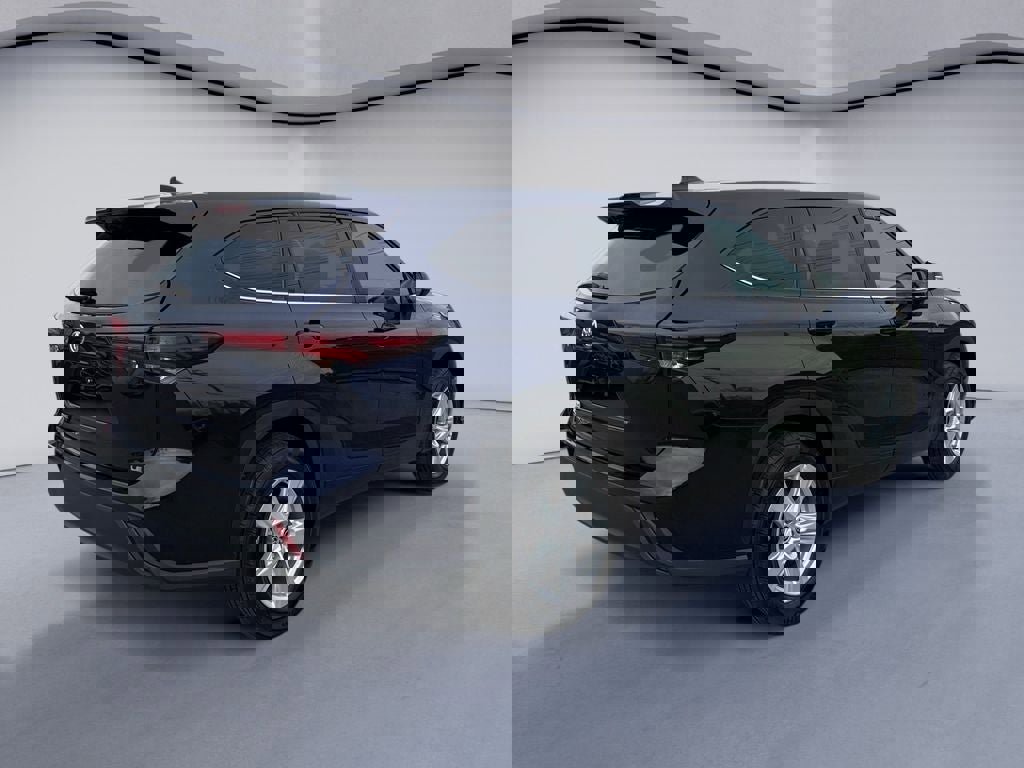 Used 2025 Toyota Highlander LE image 5