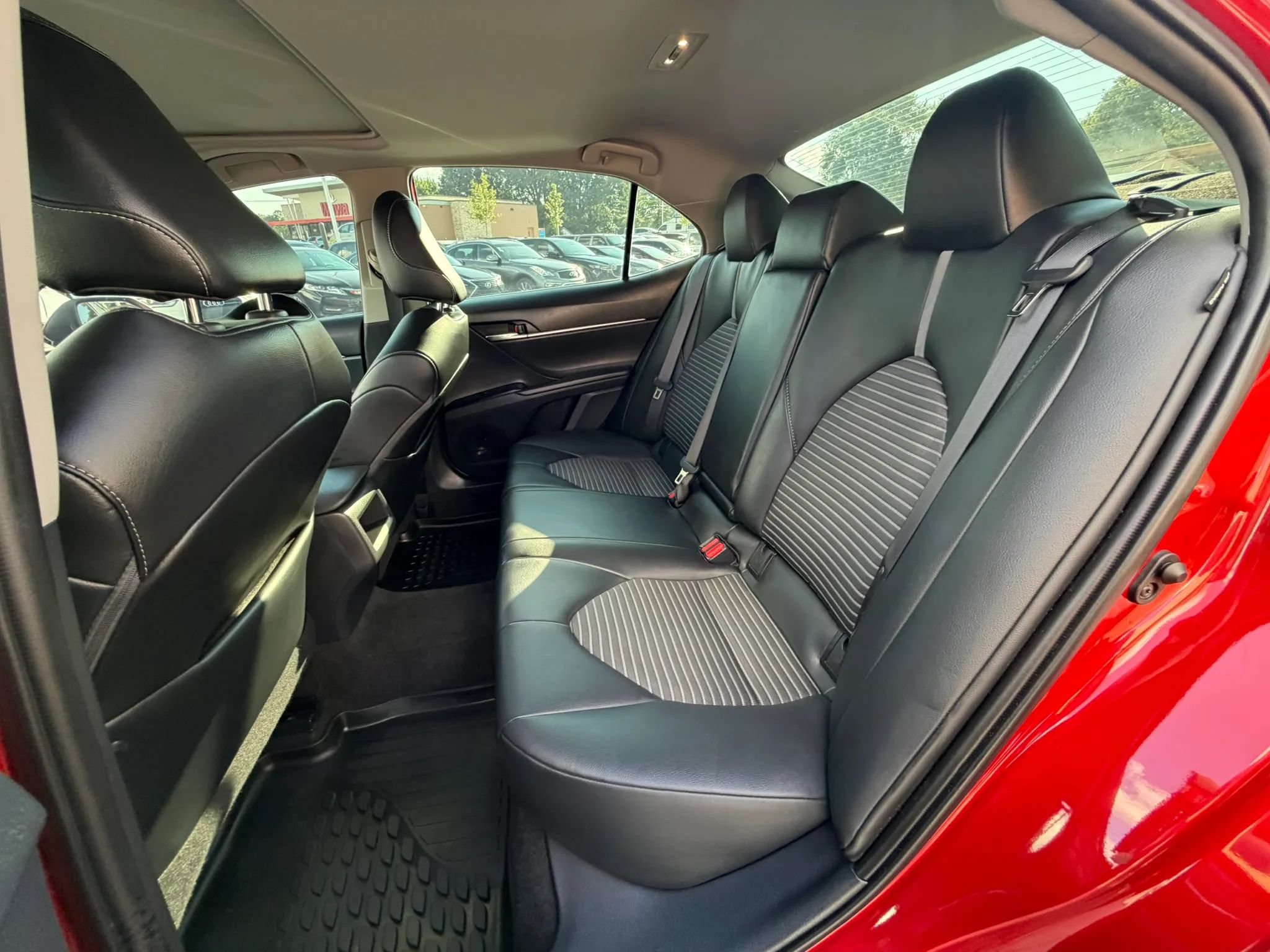 Used 2020 Toyota Camry SE w/ Convenience Package FWD image 18