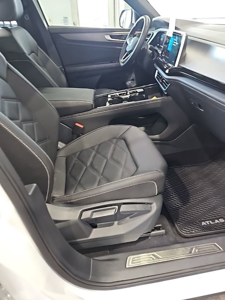 Used 2025 Volkswagen Atlas Cross Sport SE image 13