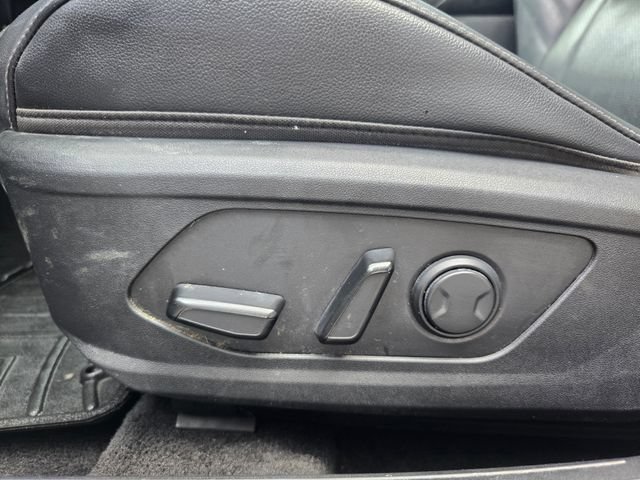 Used 2023 Hyundai Elantra Limited w/ Preferred Accessory Package FWD image 10