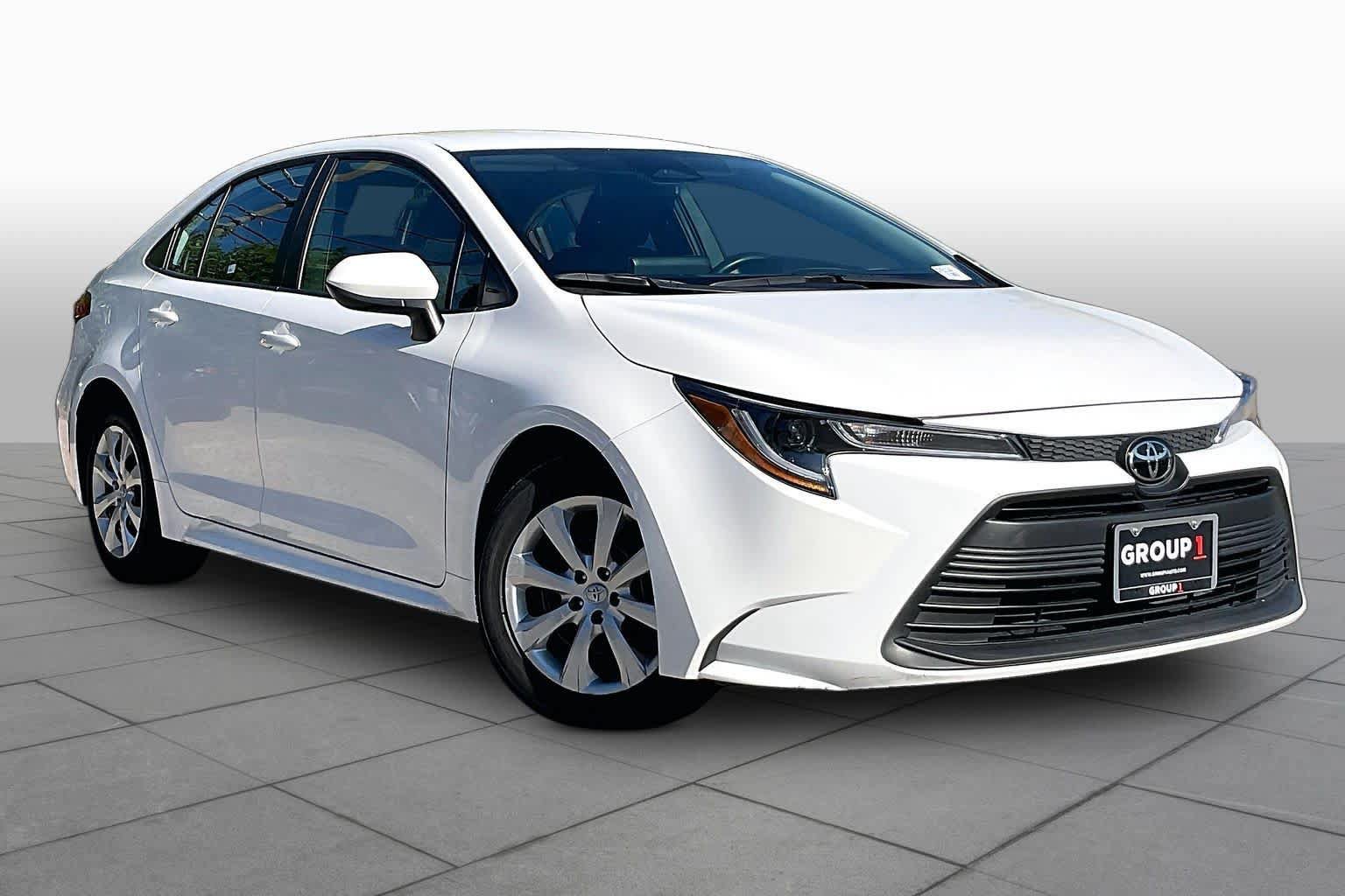Used 2025 Toyota Corolla LE FWD image 3