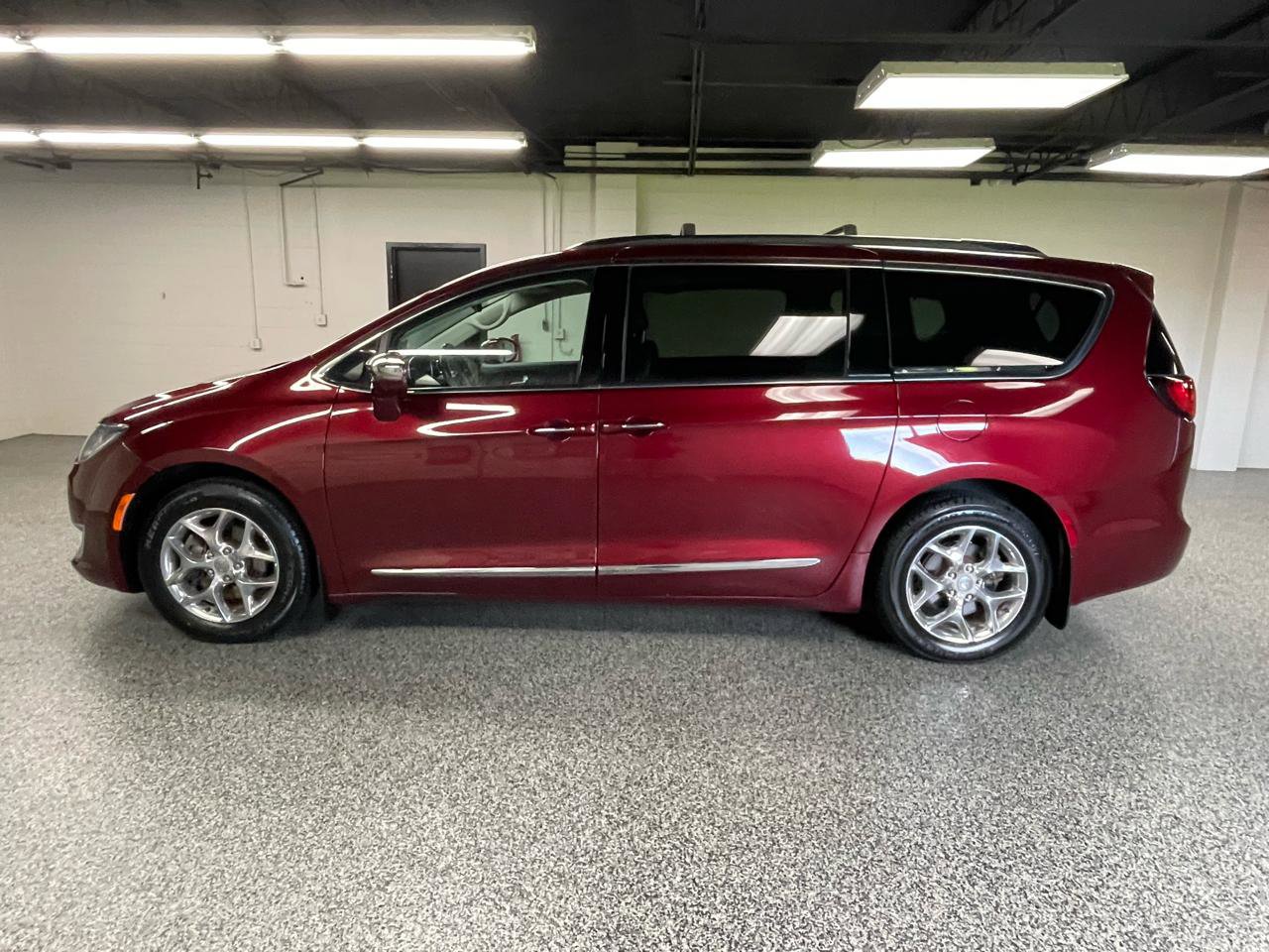 Used 2017 Chrysler Pacifica Limited FWD image 9