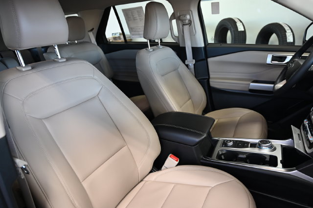 Used 2023 Ford Explorer XLT w/ Equipment Group 202A AWD/4WD image 9