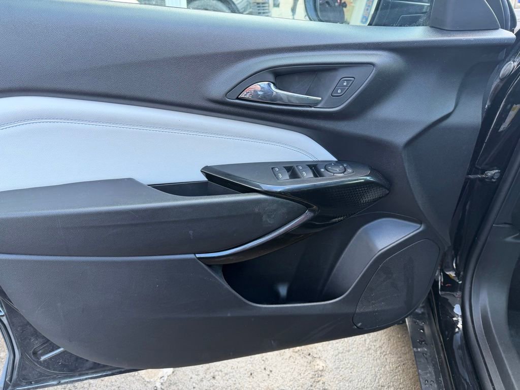 Used 2025 Chevrolet Trax LT image 12