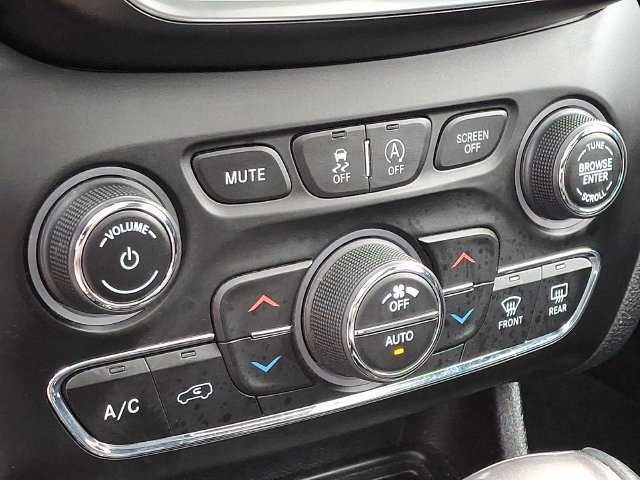 Used 2019 Jeep Cherokee Latitude Plus w/ Comfort/Convenience Group AWD/4WD image 18