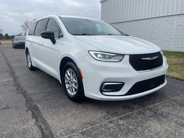 Used 2024 Chrysler Pacifica Touring-L image 1