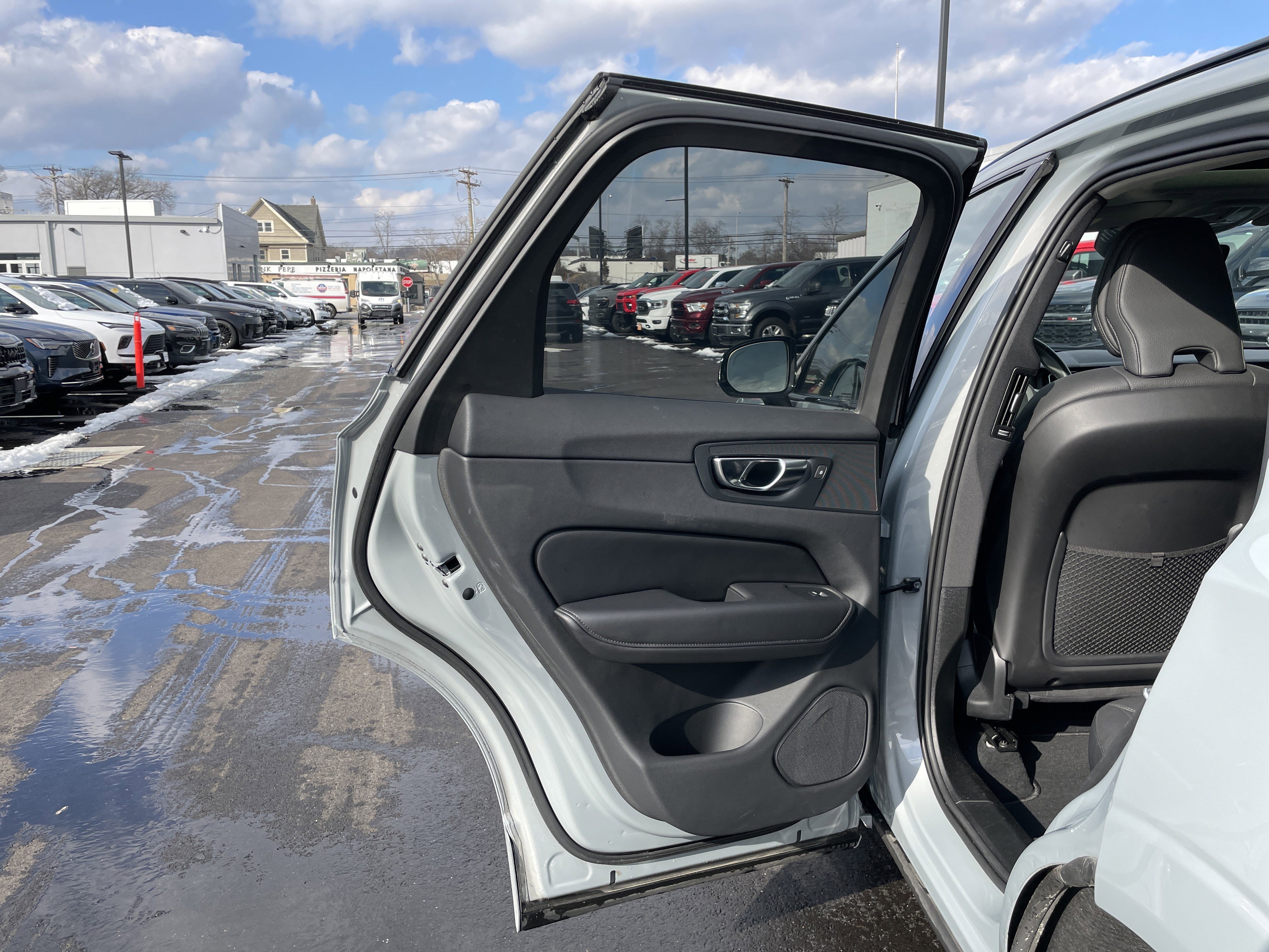 Used 2025 Volvo XC60 B5 Plus image 47