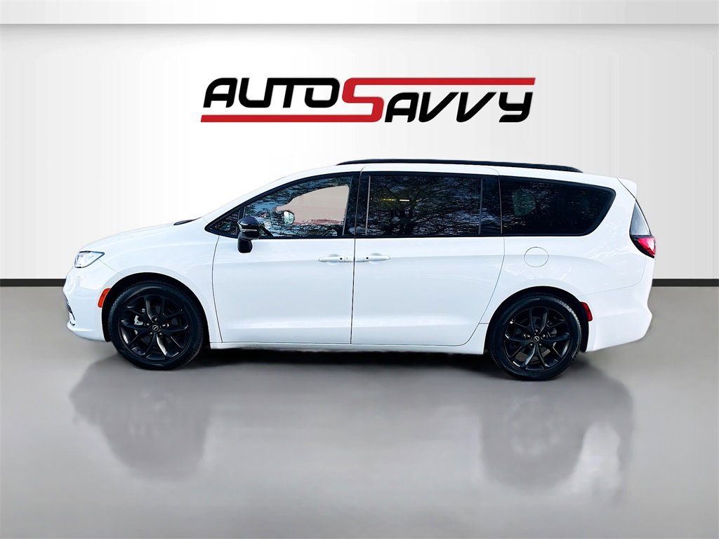 Used 2025 Chrysler Pacifica Limited image 4