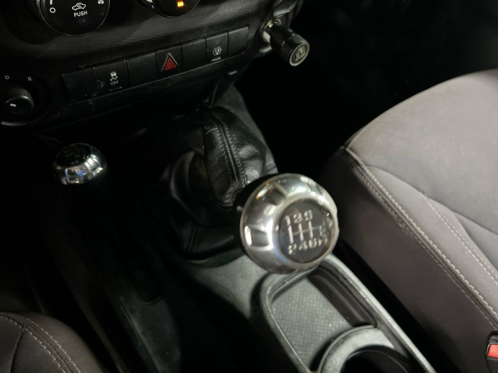 Used 2017 Jeep Wrangler Unlimited Sahara AWD/4WD image 16