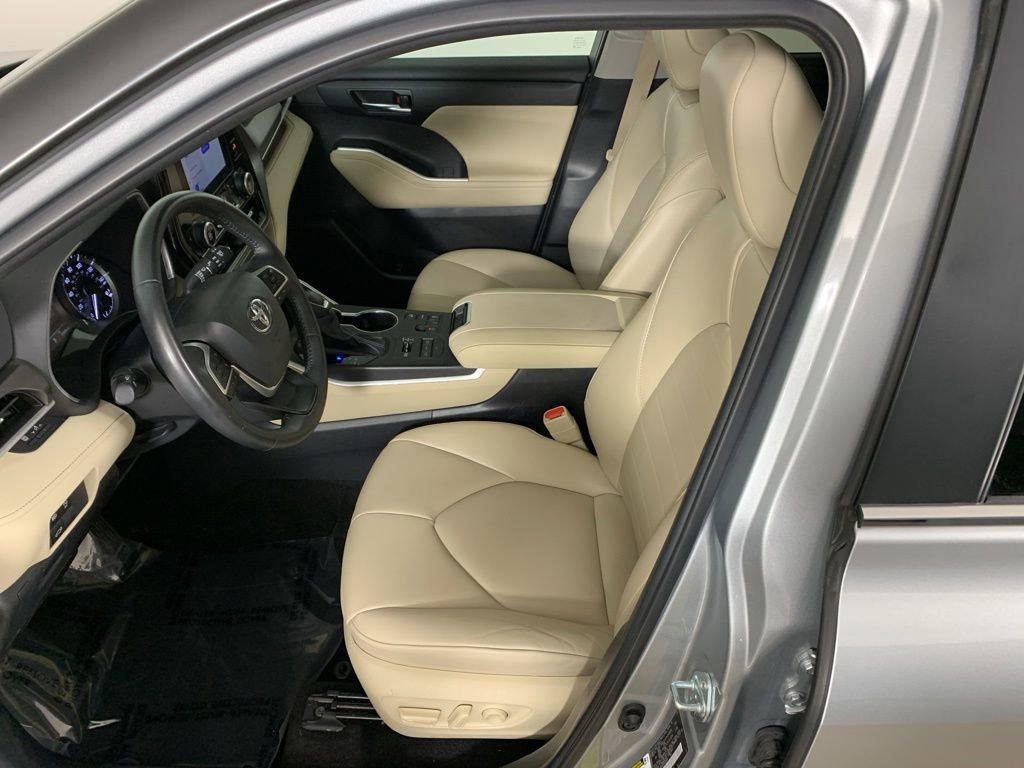 Used 2024 Toyota Highlander XLE AWD/4WD image 27