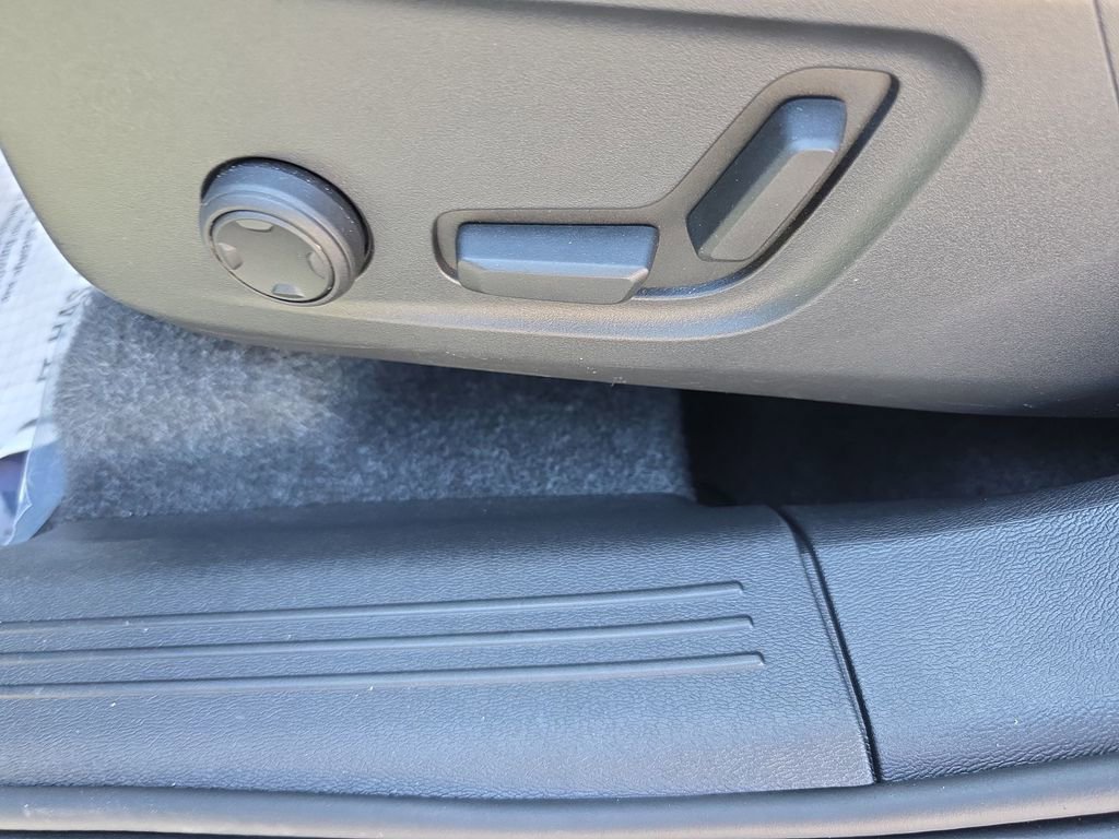 Used 2025 Volvo XC40 B5 Core image 31