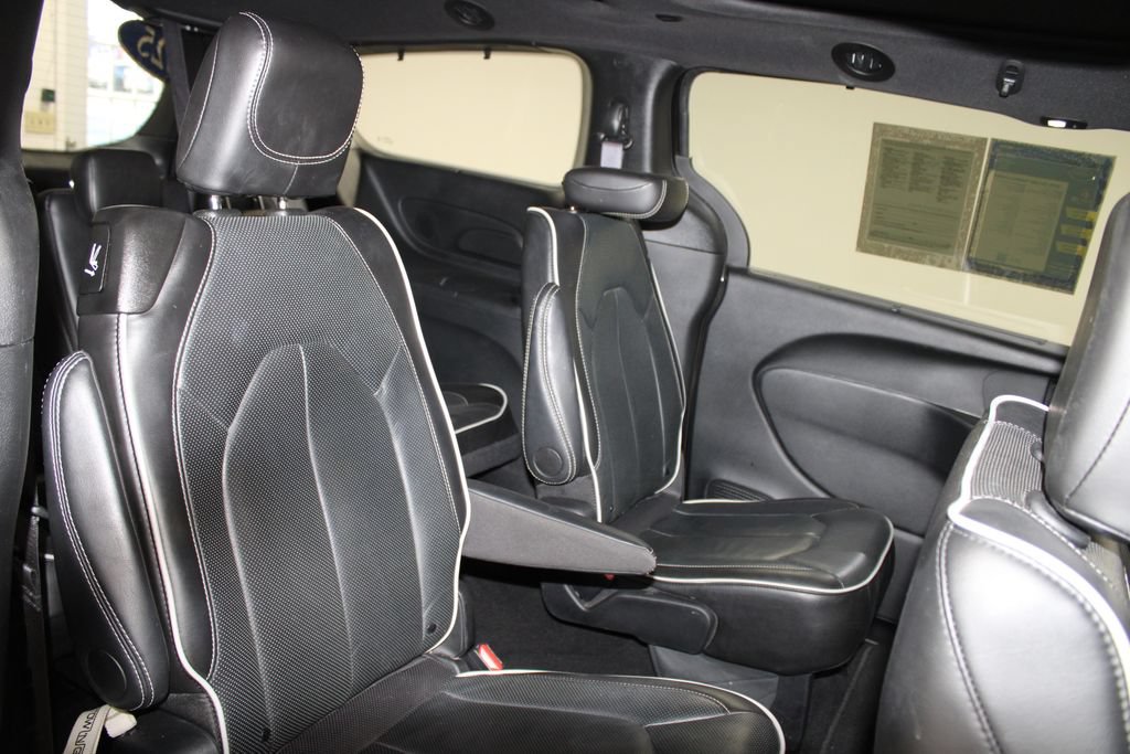 Used 2025 Chrysler Pacifica Limited FWD image 26