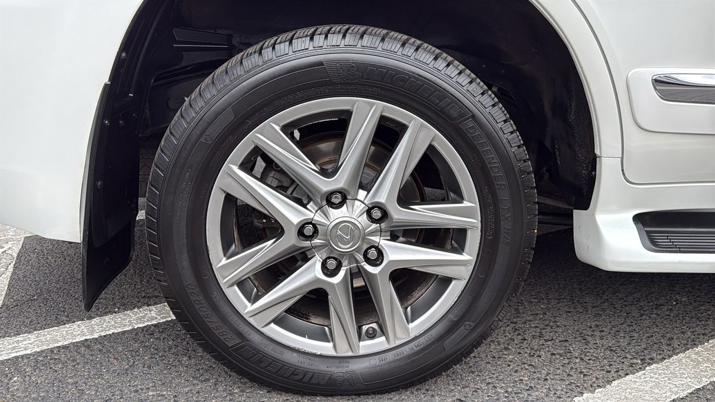 Used 2013 Lexus LX 570 4WD w/ Luxury Pkg image 15