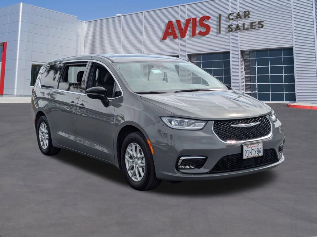 Used 2025 Chrysler Pacifica Select FWD image 3