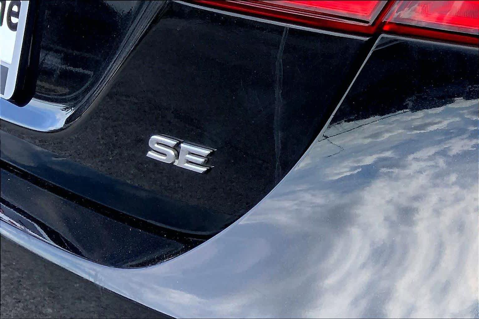 Used 2019 Toyota Camry SE w/ Convenience Package FWD image 30