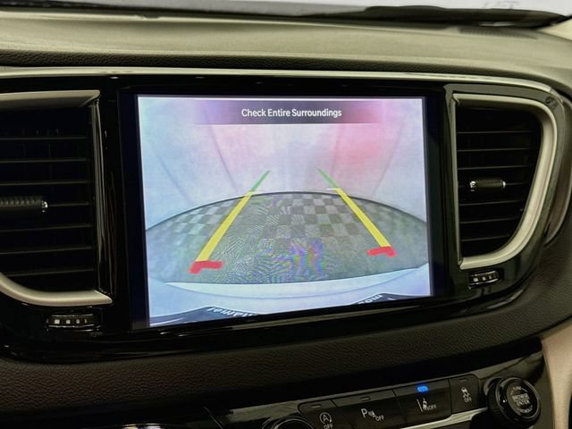 Used 2024 Chrysler Pacifica Touring-L FWD image 13