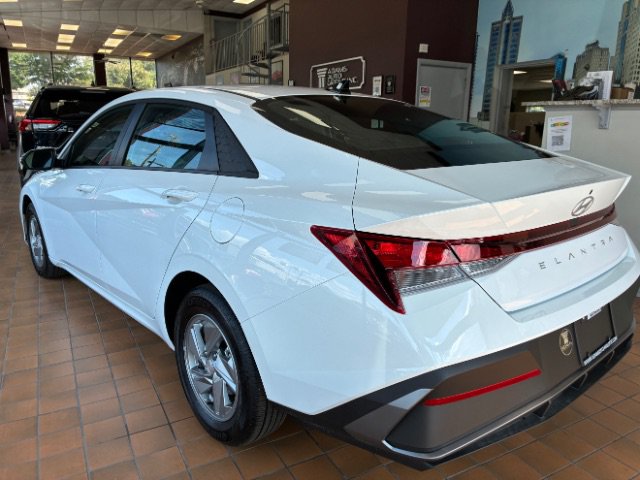 Used 2026 Hyundai Elantra SE FWD image 4