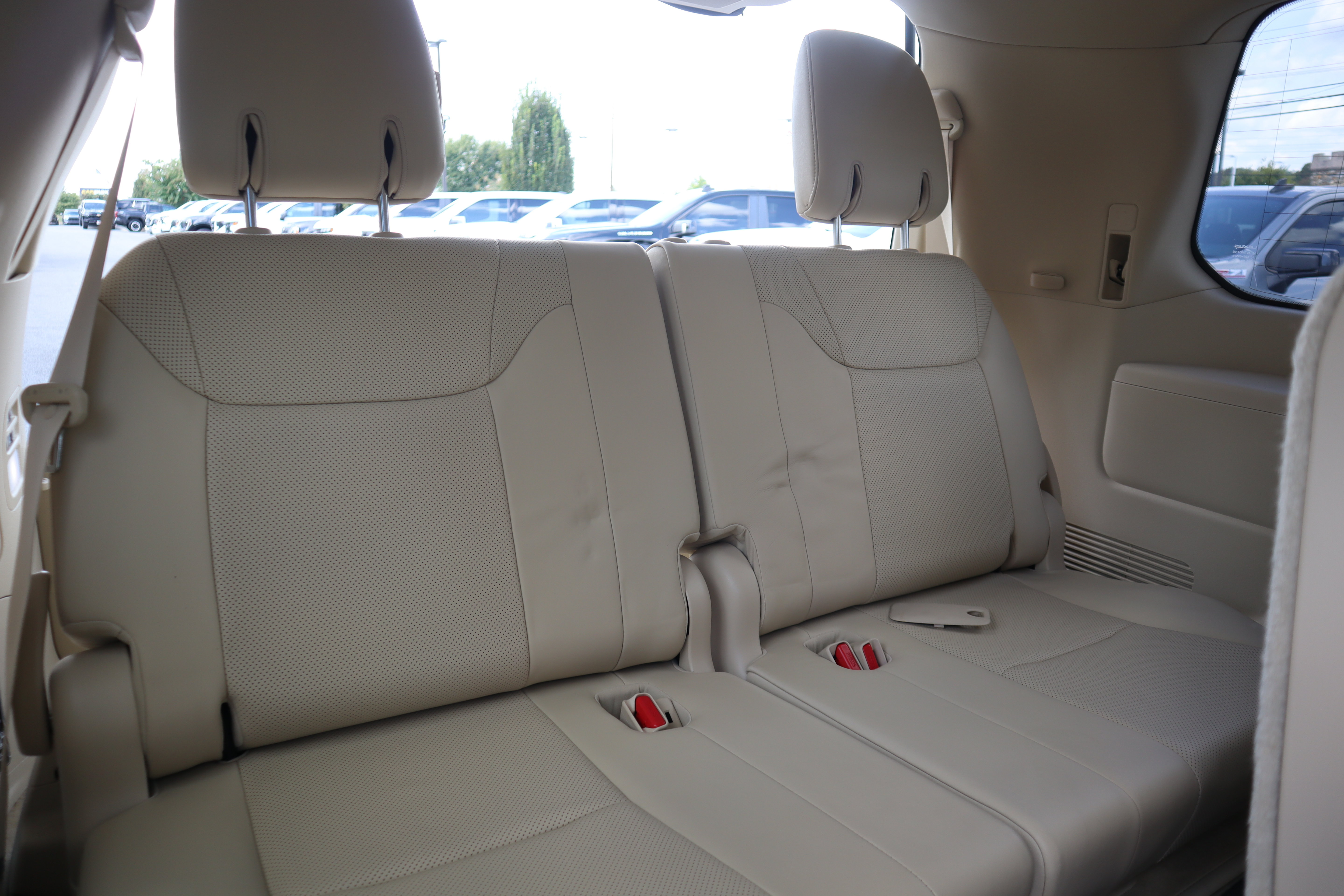 Used 2016 Lexus LX 570 4WD w/ Luxury Package image 31